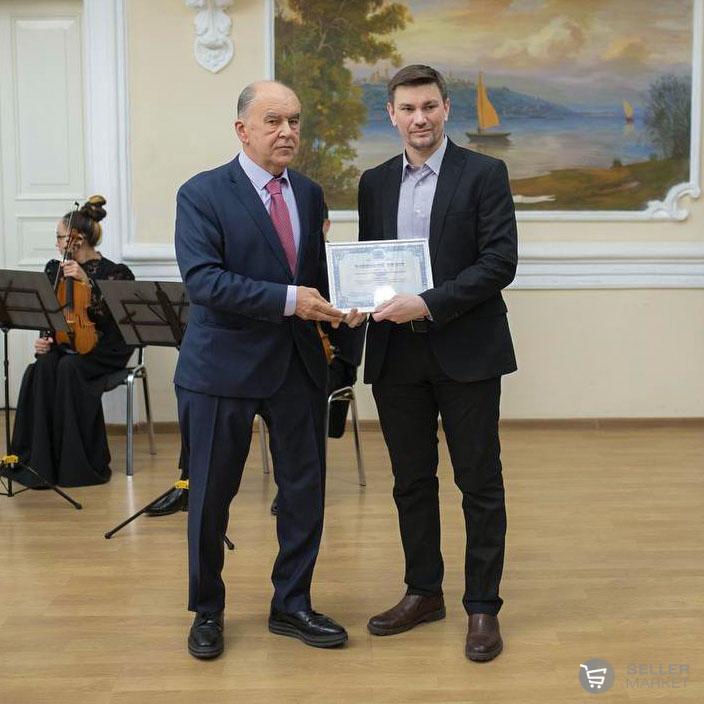 Шамиль Агеев, председатель ТПП РТ, вручает членский билет Ренату Шафигуллину, основателю компании СеллерМАРКЕТ