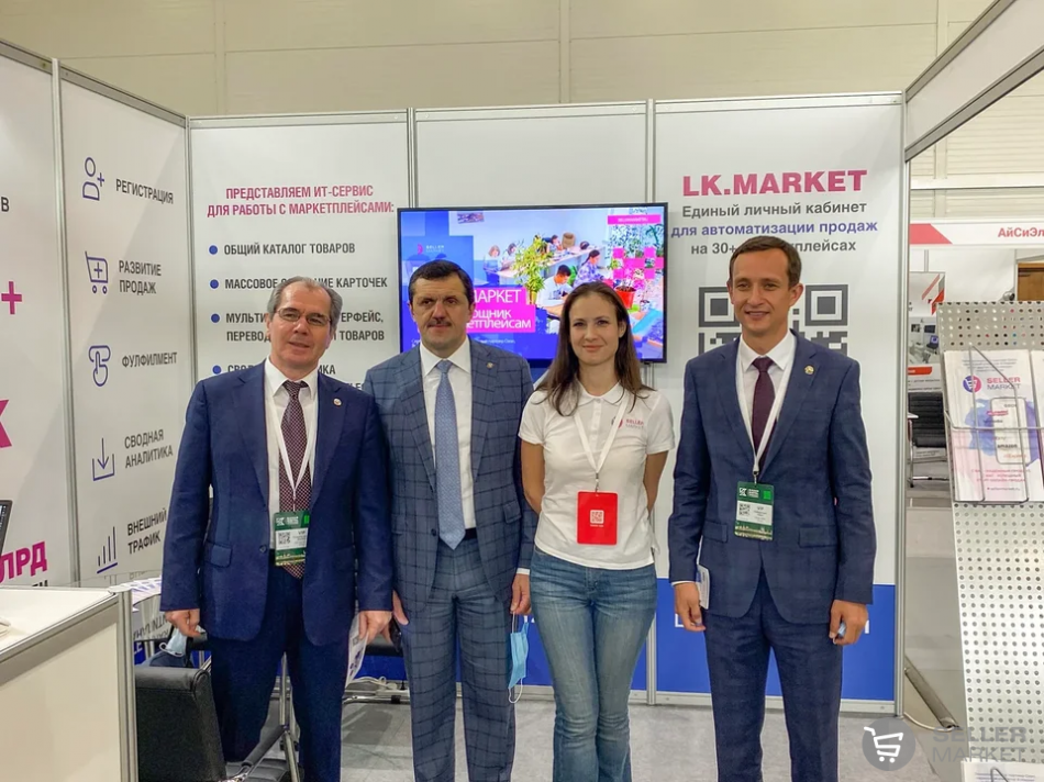 Анна Шафигуллина, сооснователь компании СеллерМАРКЕТ, с правительственной делегацией на стенде СеллерМАРКЕТ, 23 сентября 2021, Международный форум Kazan Digital Week