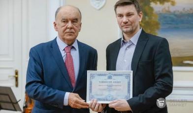Ренату Шафигуллину, основателю СеллерМАРКЕТ, вручили членский билет Торгово-Промышленной Палаты РТ